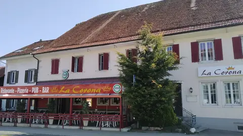 La façade de la maison, ses volets rouges et sa véranda, rue du Colonel-Hoffmeyer.